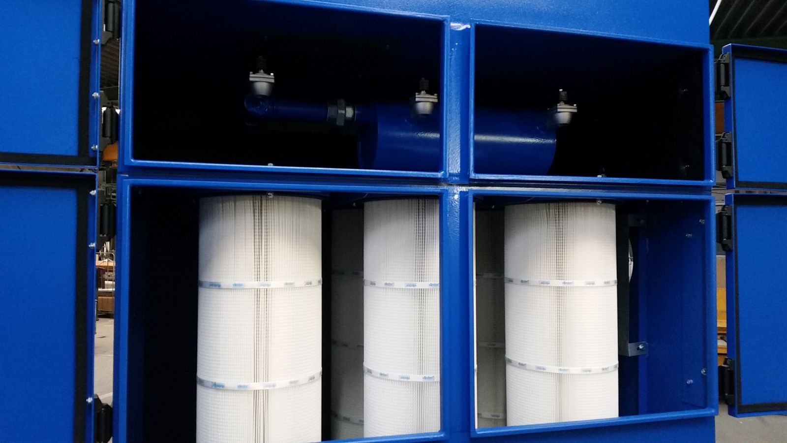 Geöffnete Filteranlage mit drei Filterpatronen und Abreinigungsventilen