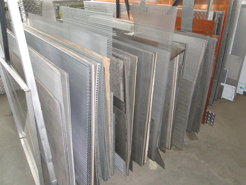Aufrecht gelagerte Lochbleche aus verzinktem Stahl, Edelstahl und Aluminium